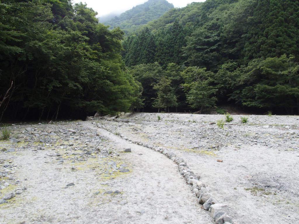 最初の堰堤を乗り越えて河原に出る