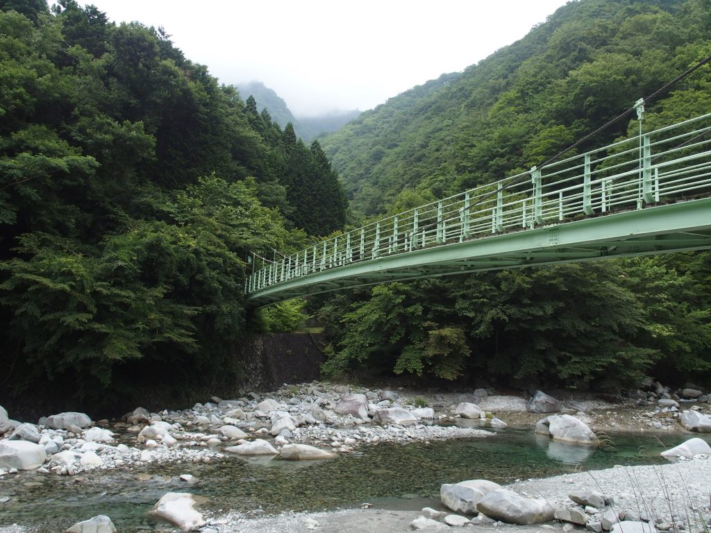 まずは吊り橋を渡る