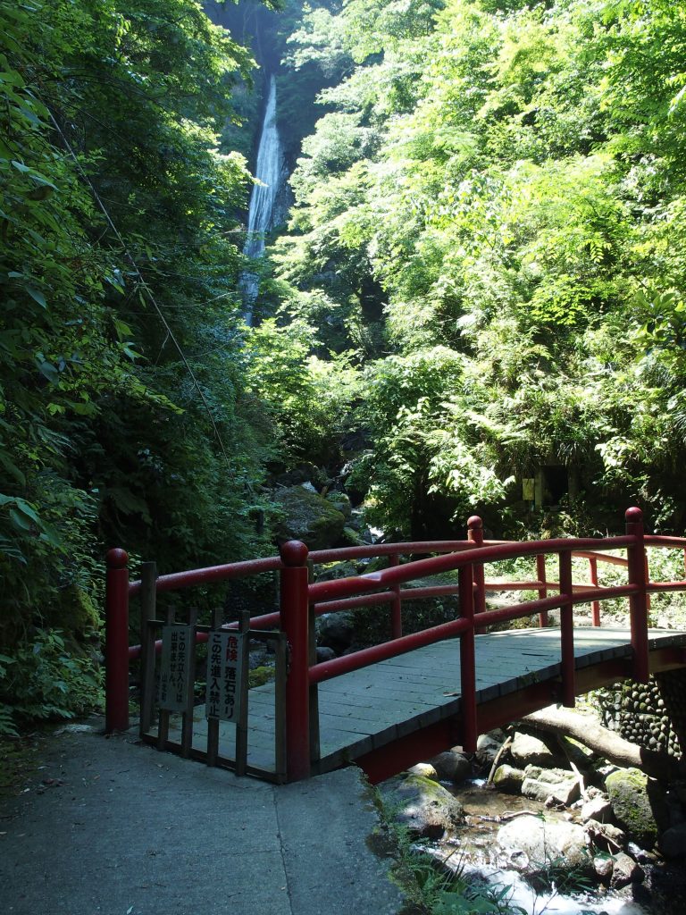 赤い橋がありその先通行止め