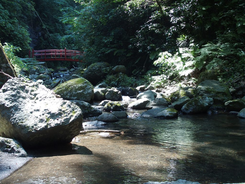 水辺に下りて赤い橋を眺める