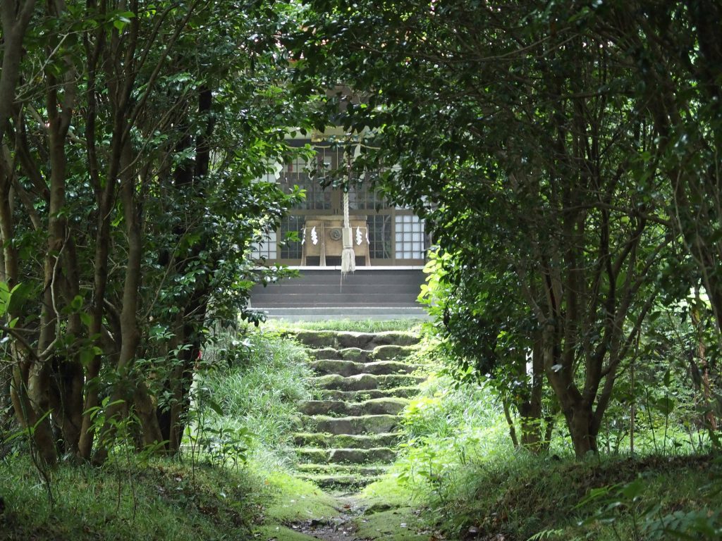 天照山神社の参道