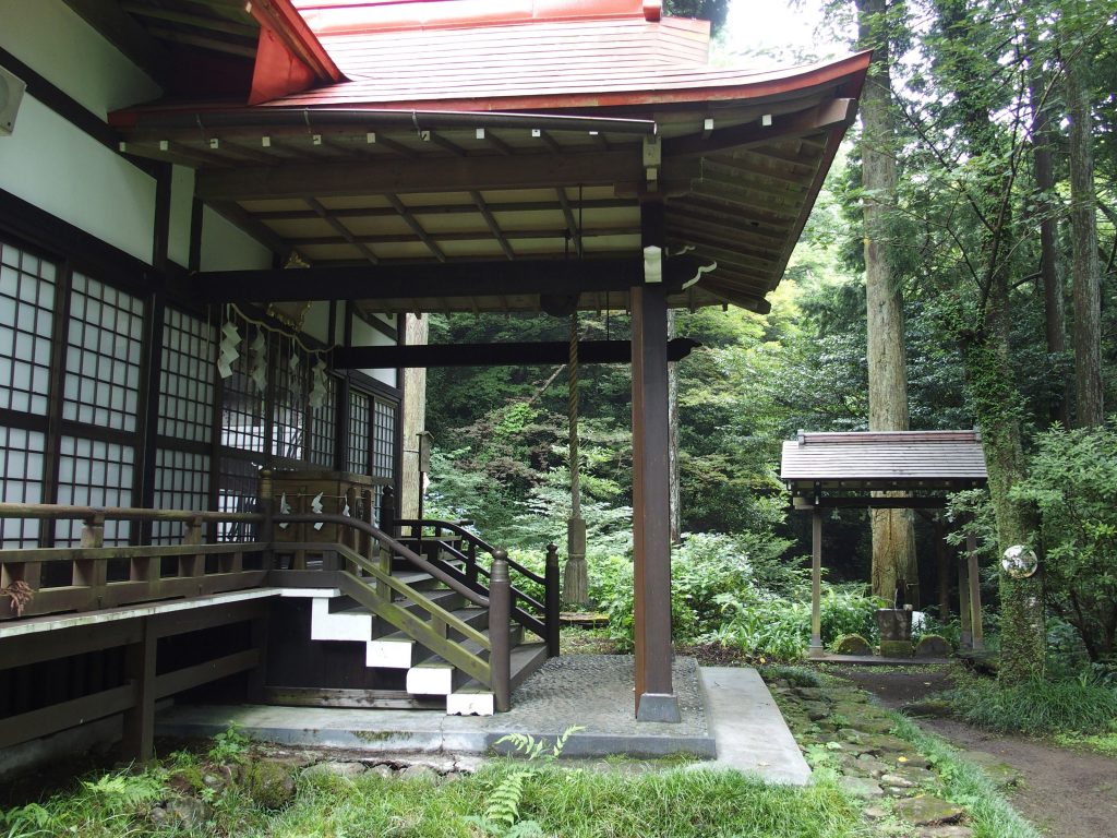 天照山神社の社殿、手水