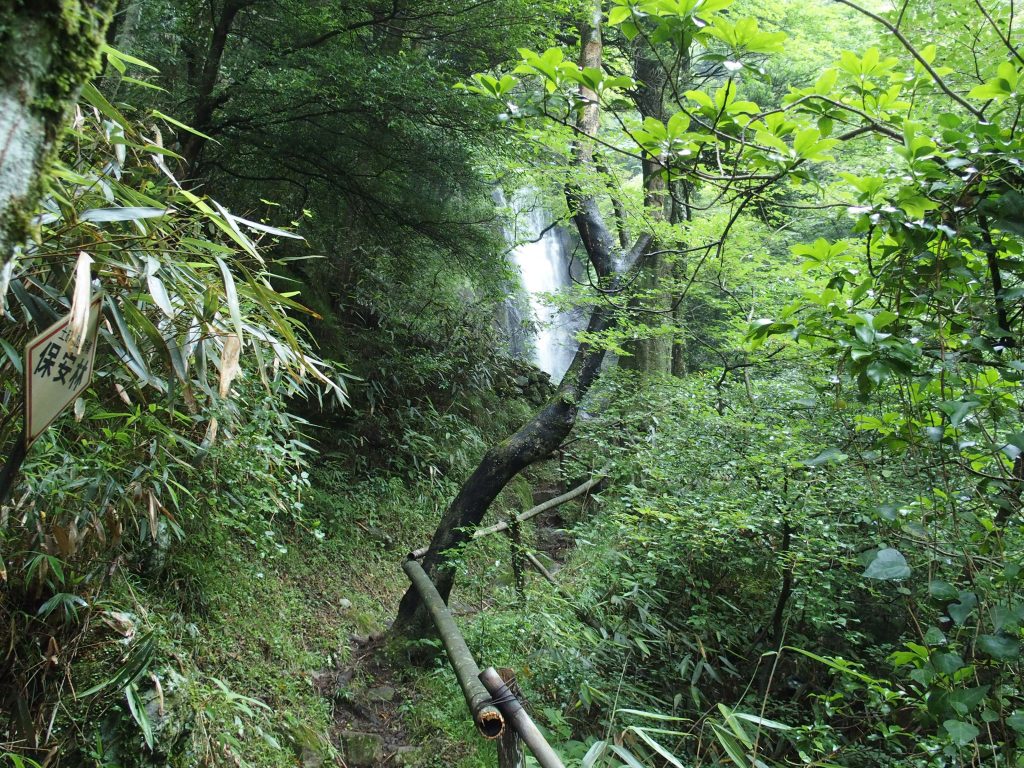 白雲の滝に接近