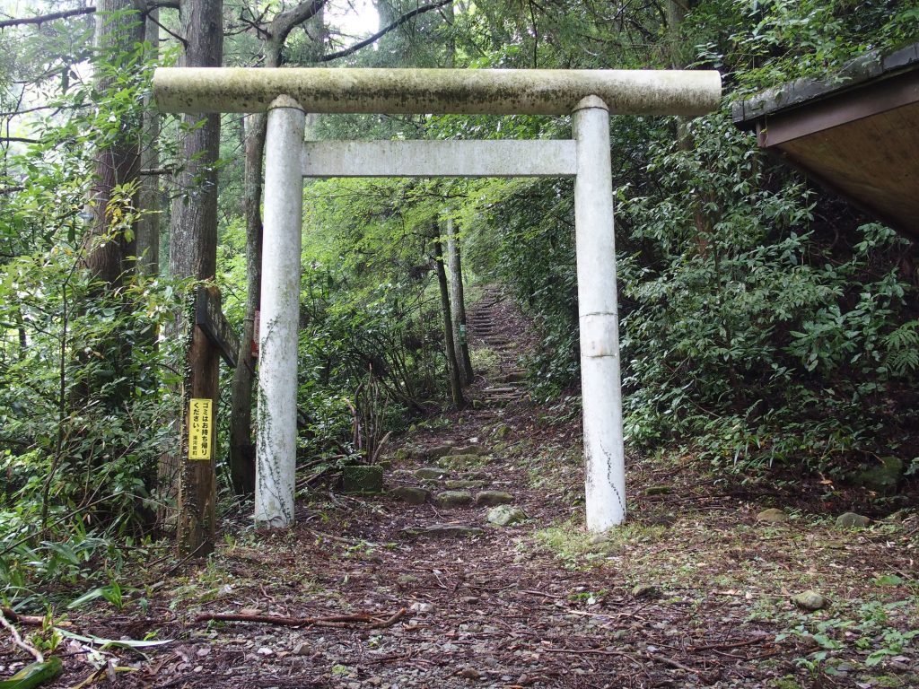 登山道入口に鳥居がある