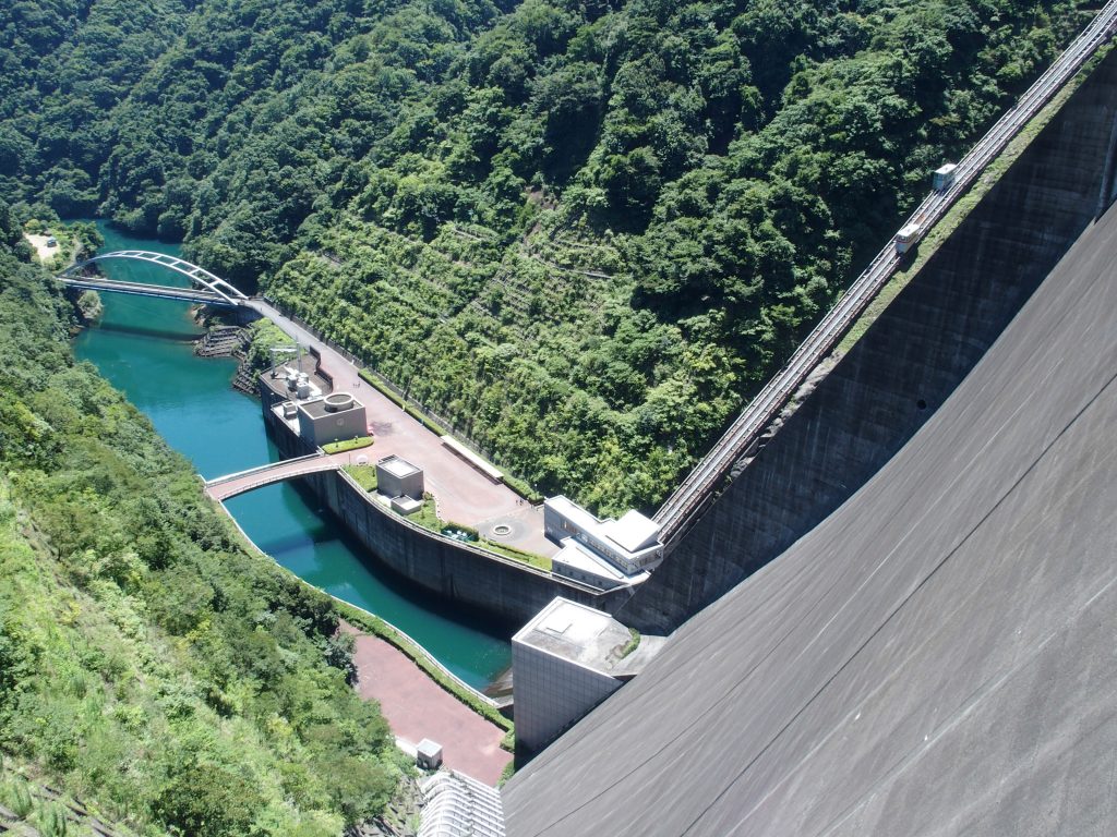 宮ヶ瀬ダム天端から発電所を見下ろす