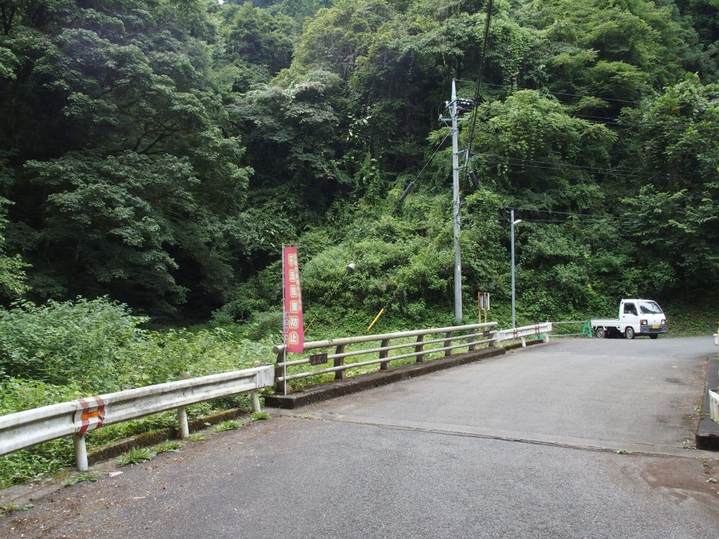 寒沢の滝近くの道路