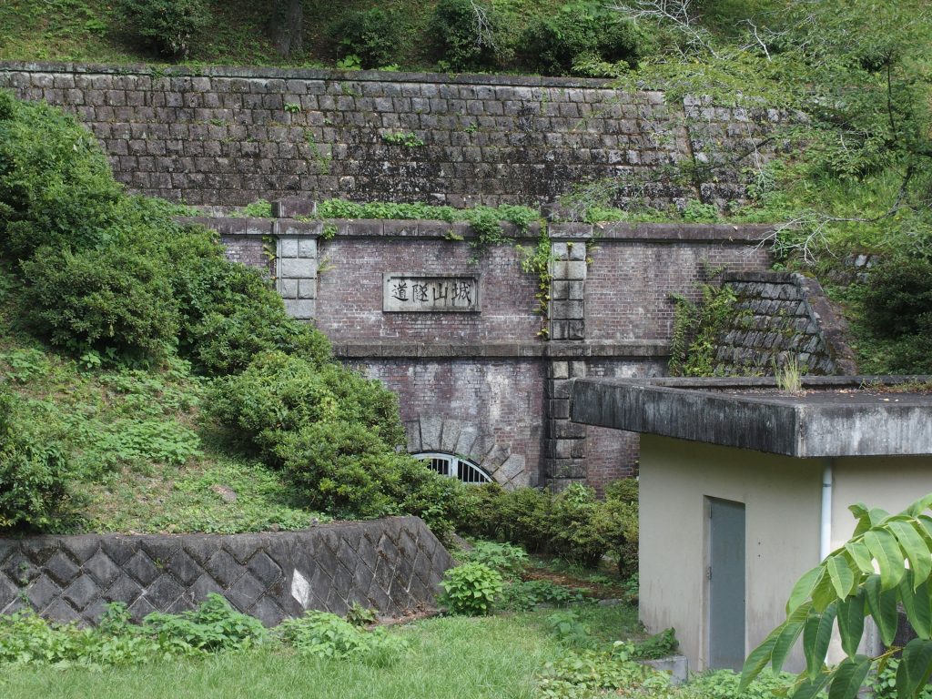 城山隧道の坑口