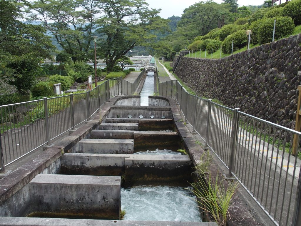 水をジグザグに流す