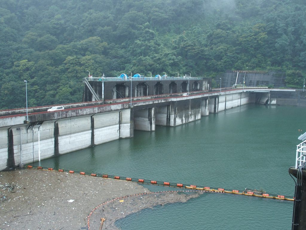 大雨の津久井湖