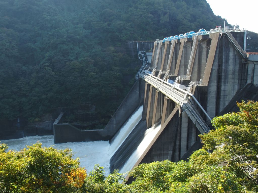 色づく木々と城山ダム