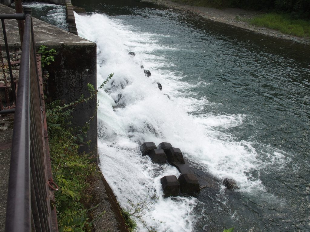 放水口からの水量は貯水状況次第