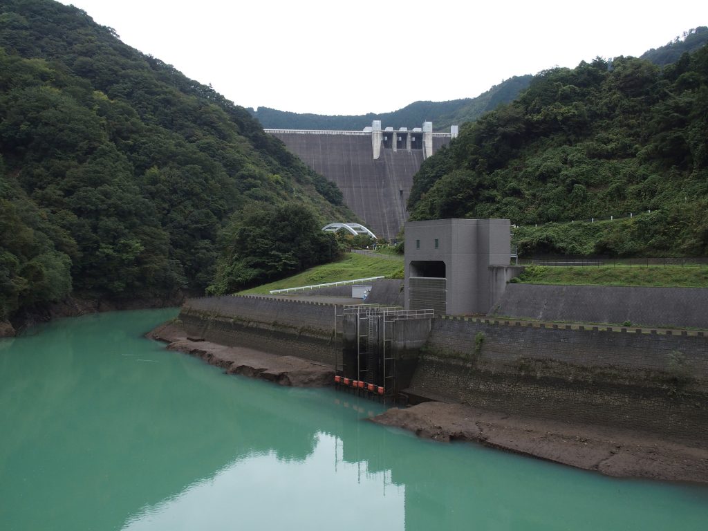 宮ヶ瀬ダム堤体の手前に取入口がある