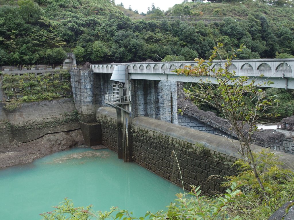 ダム上流側