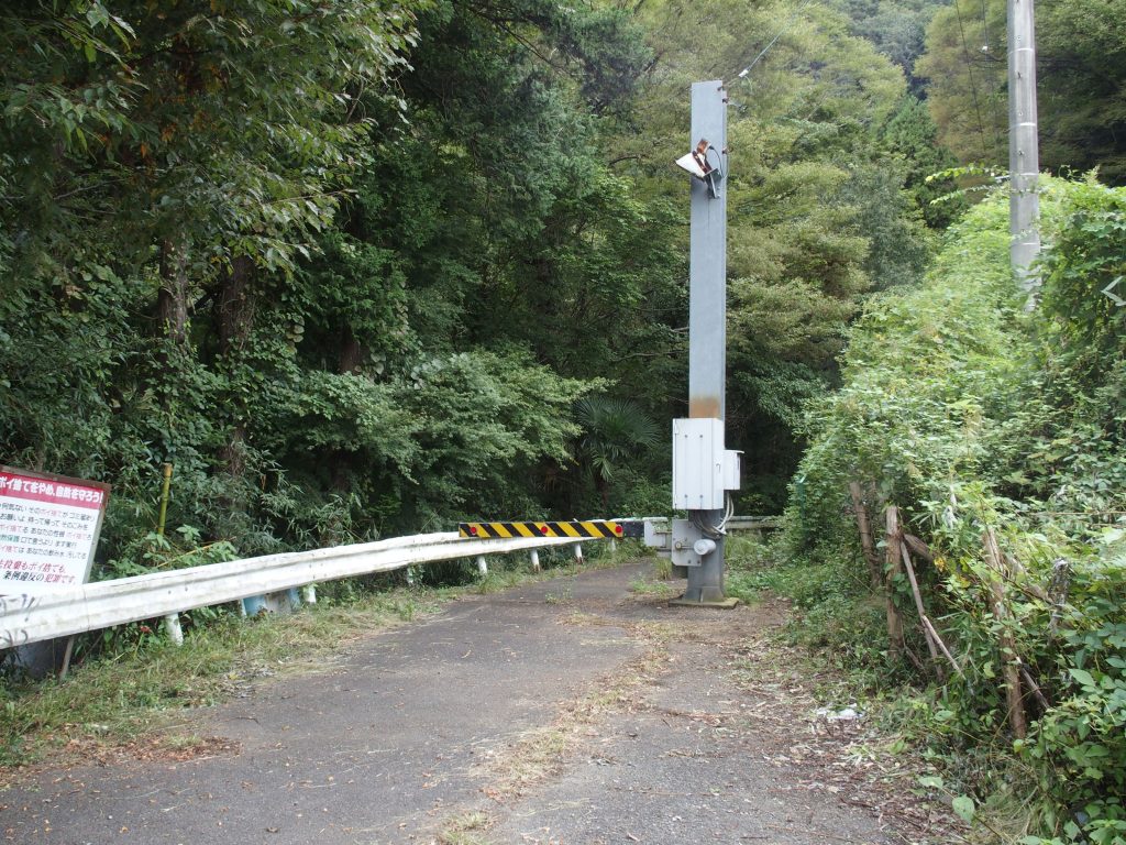 県道515号線に入ってすぐ、侵入防止ゲートがある