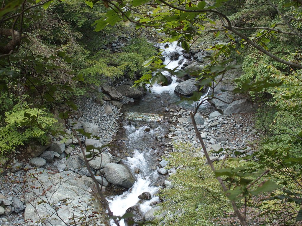 これから降下する河原を見下ろす