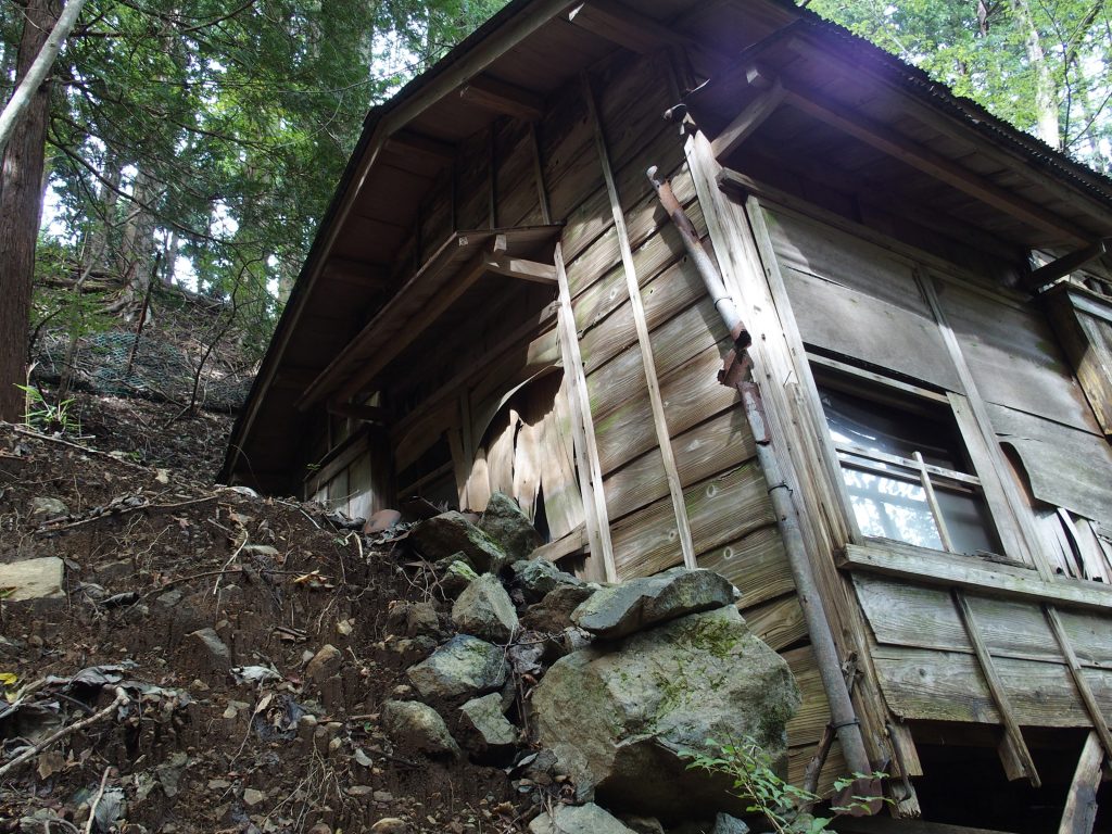 建屋の土台がずらされてしまっている