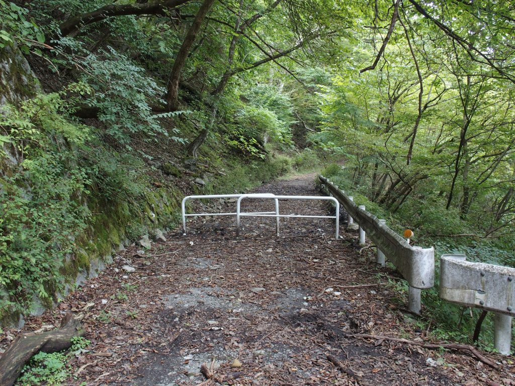 林道がダートになってすぐに車止め