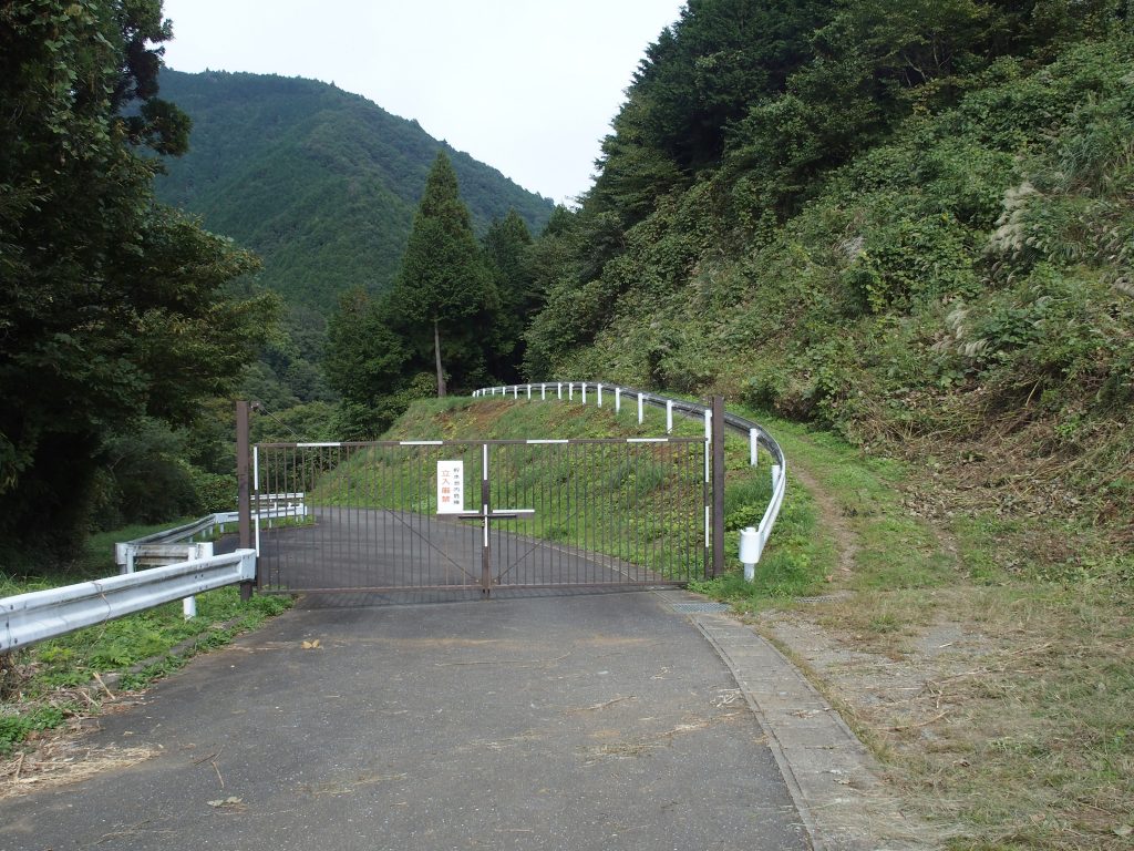 管理道路はゲートで封鎖されている