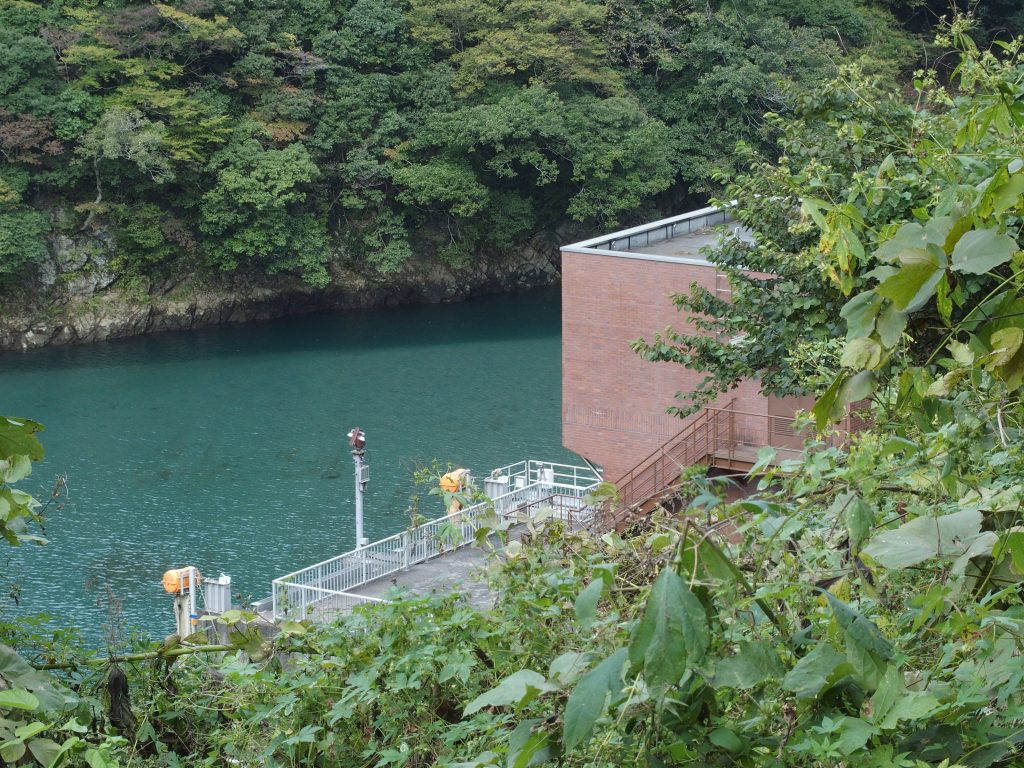 道志川沿いに取水口の建物