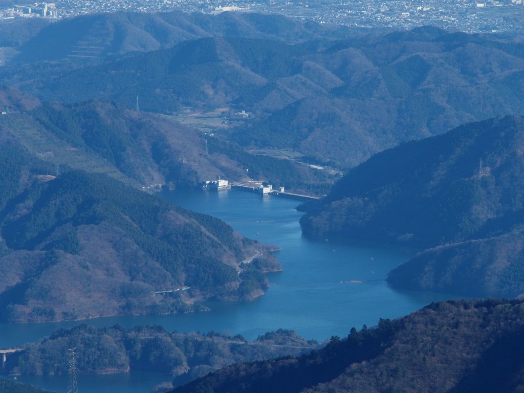 蛭ヶ岳からの宮ヶ瀬ダム堤体