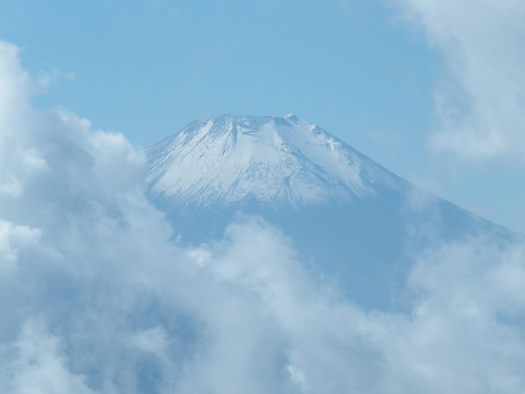 積雪しはじめた富士山