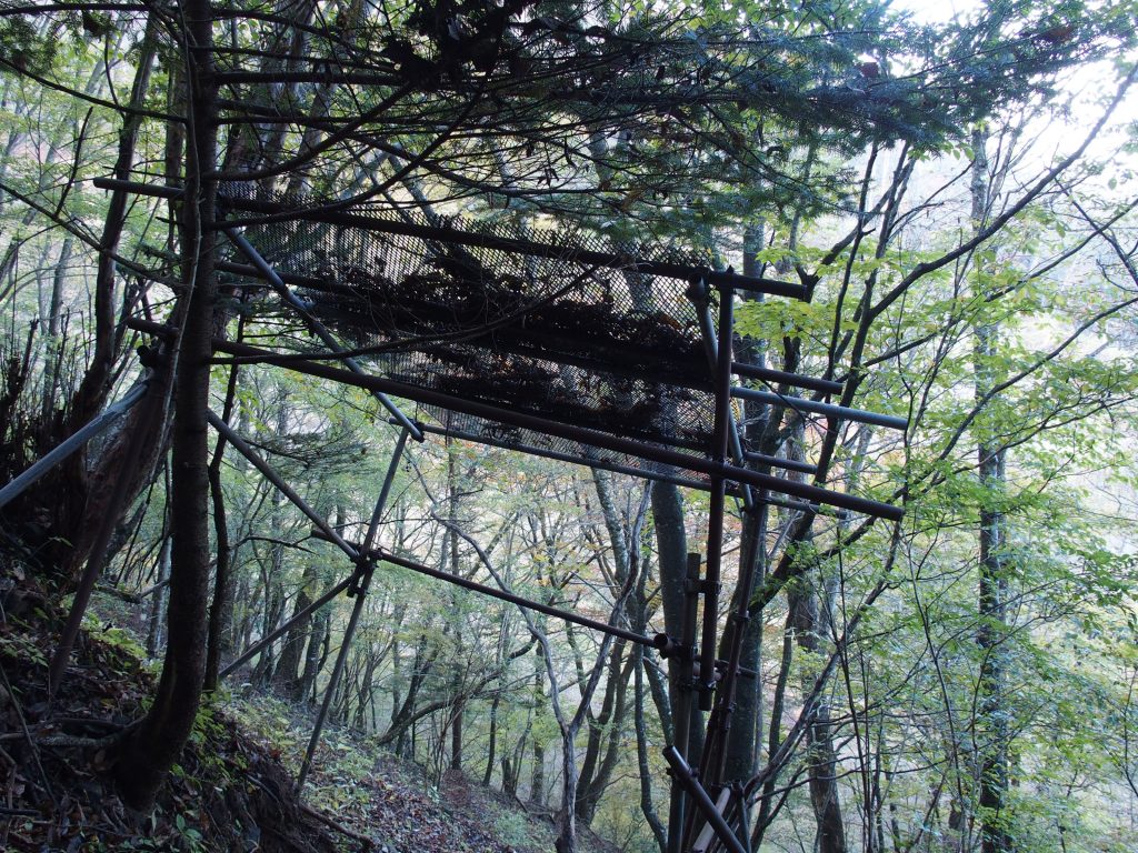 索道から登山道を防護する