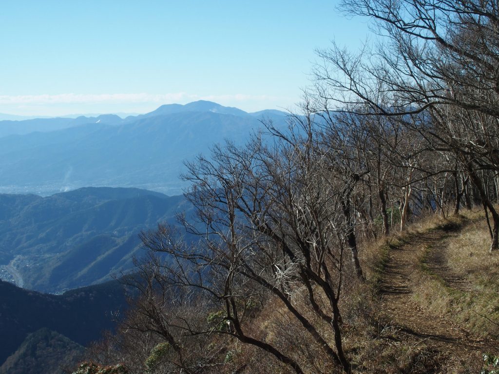 山の間から噴煙が上がる