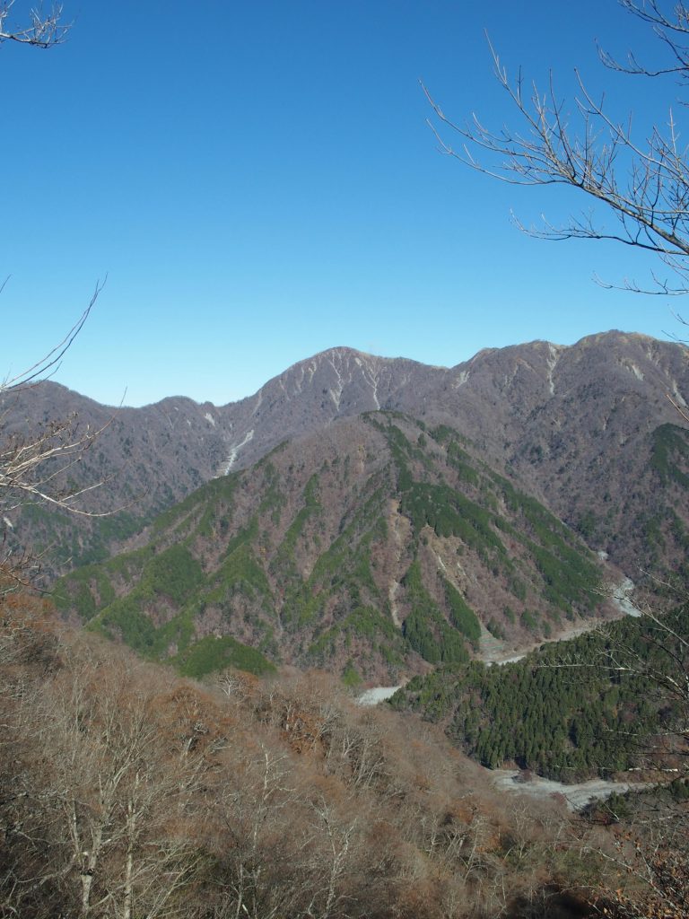 谷が深い丹沢らしい眺め