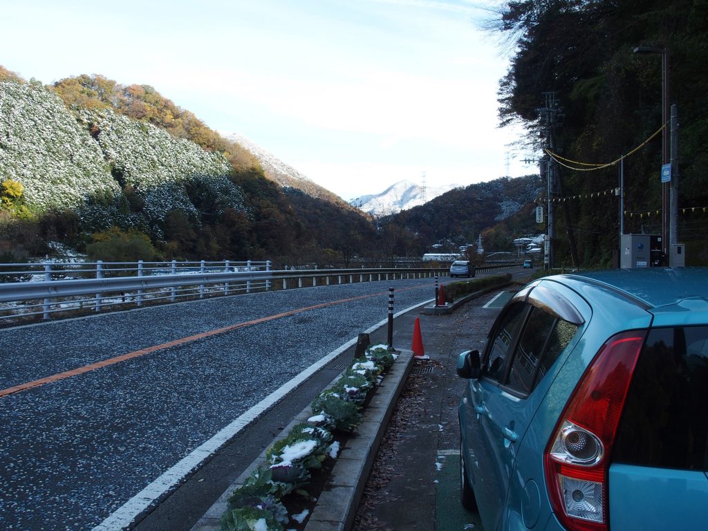 山にはまだ雪が残る