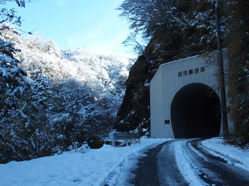 新靑崩隧道に到着