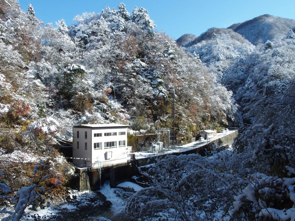 川沿いの発電所と雪化粧