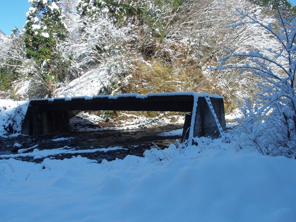 片側が壊れた例の橋