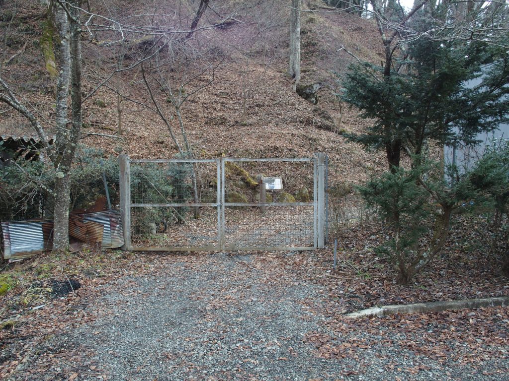 登山道入口のゲート