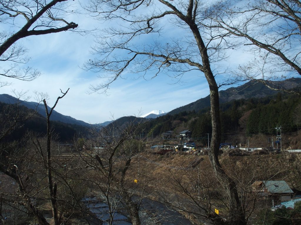 四里塚からは富士山が顔を出す