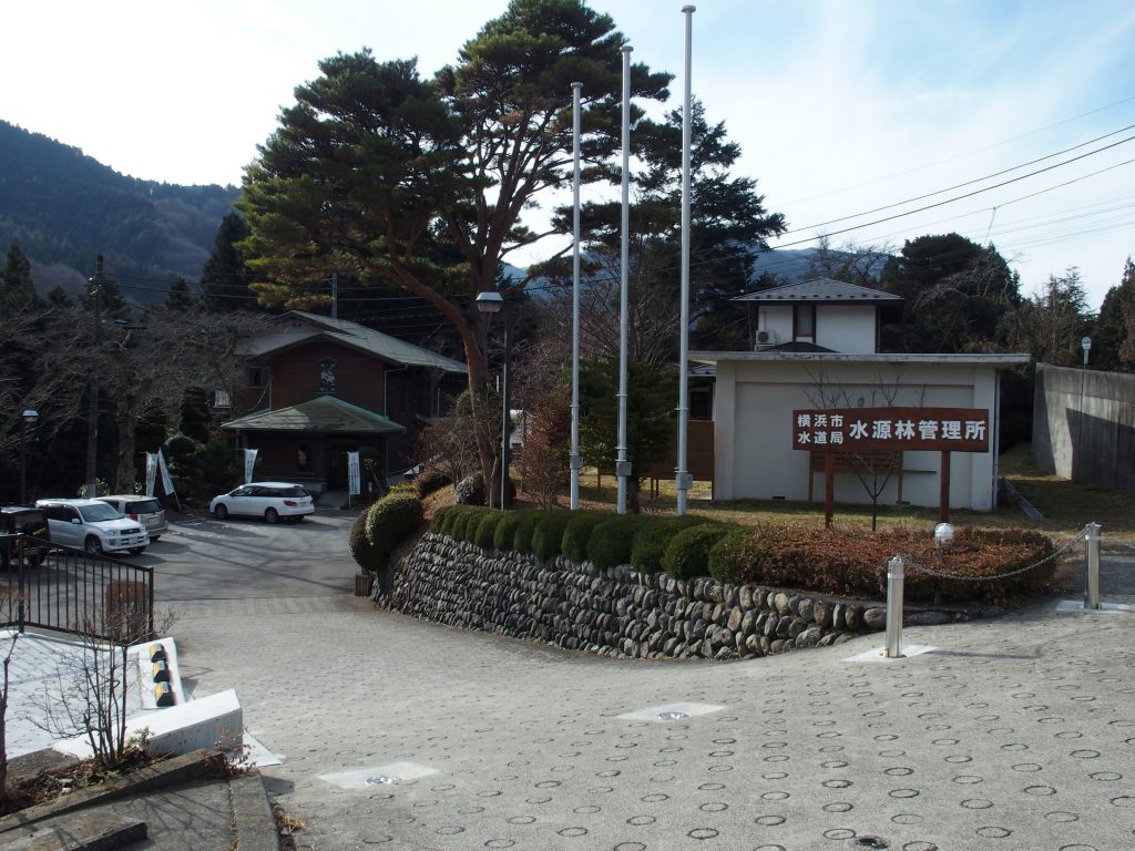 県道24号線沿いにある