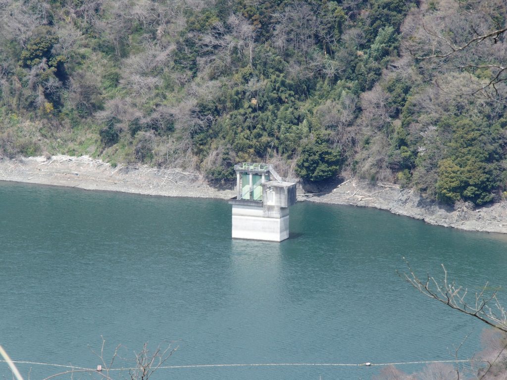 塔の下が城山発電所地下とつながっている