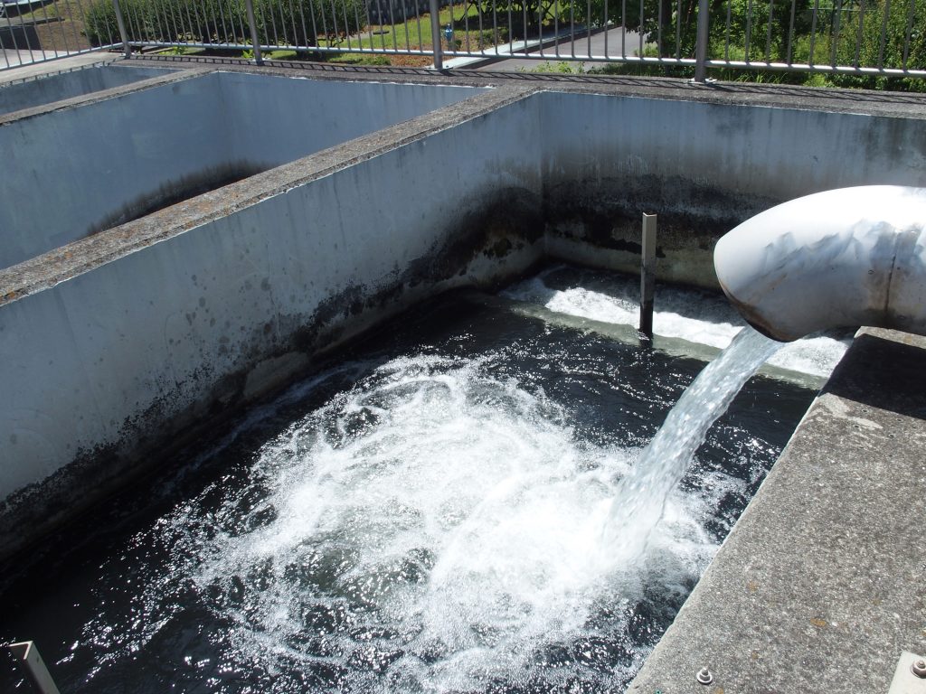 浄水場に原水が注がれる