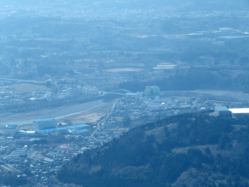 急カーブする酒匂川