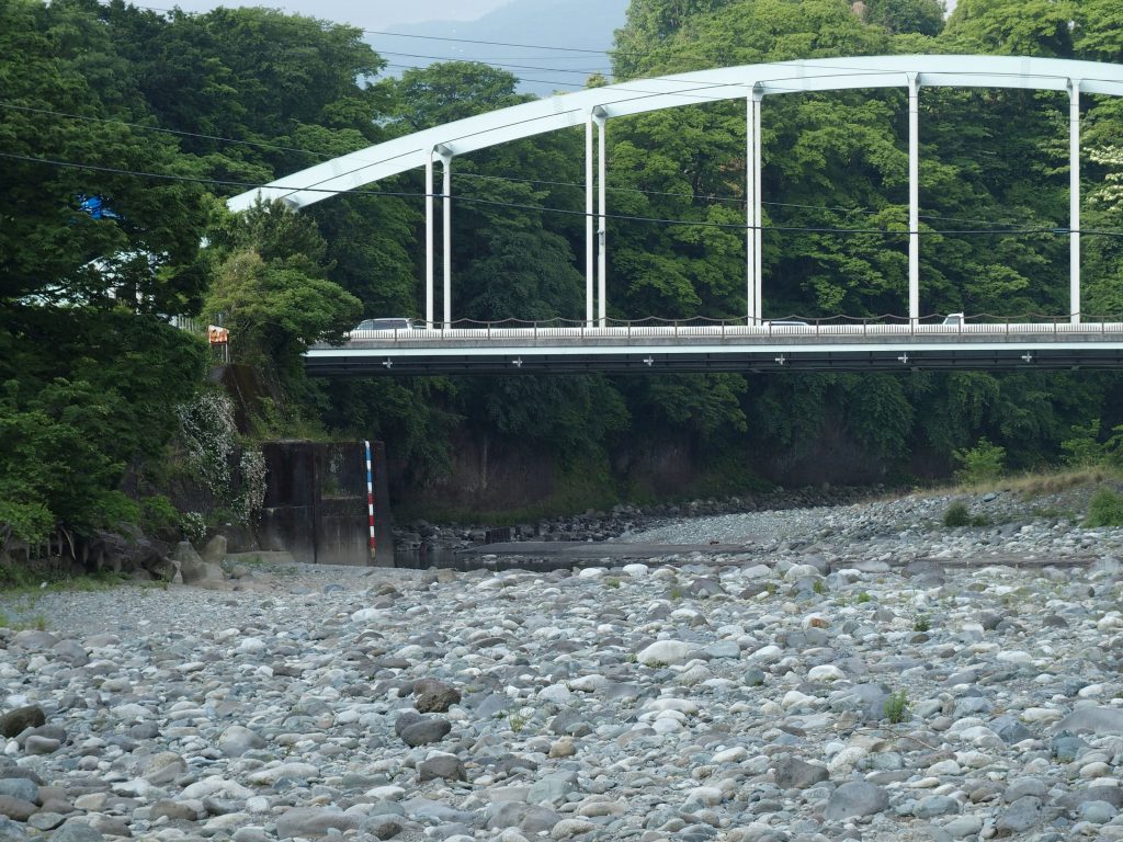 新大口橋のすぐ上流が千貫岩