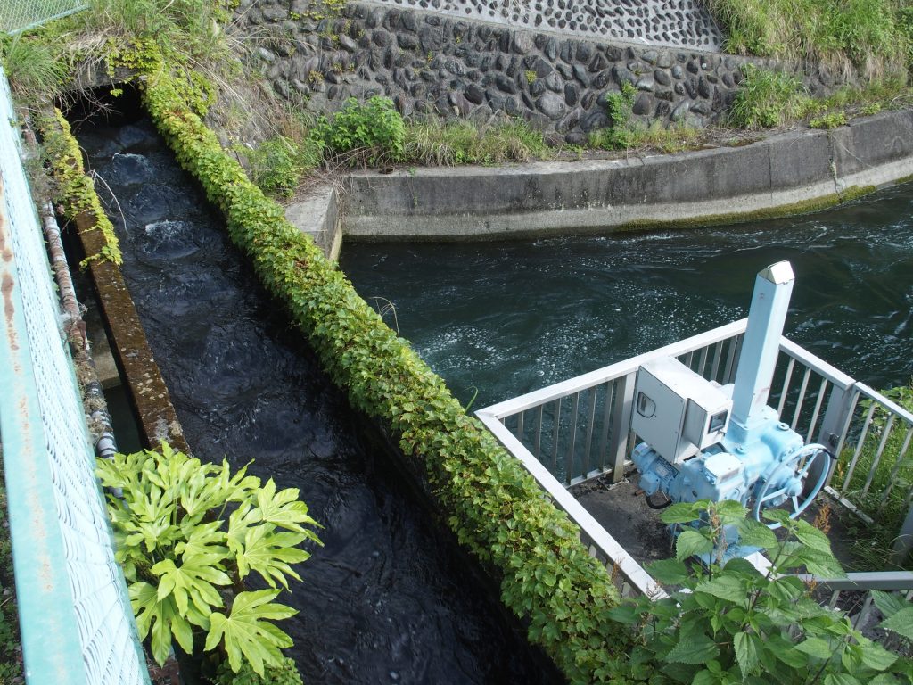 福澤第1発電所直下でクロスする水路