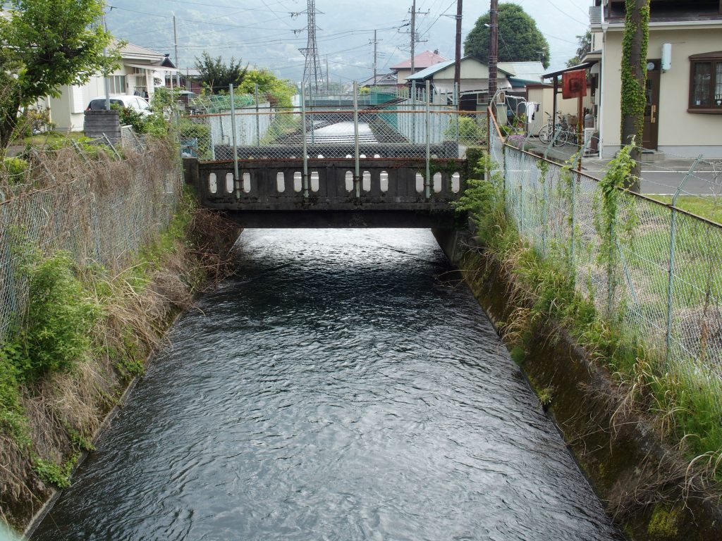 県道74号線から下流を見る