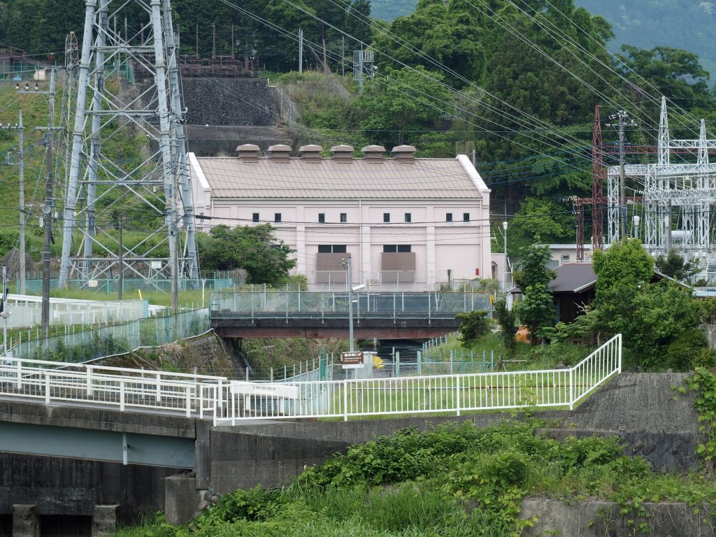 建屋と送電施設