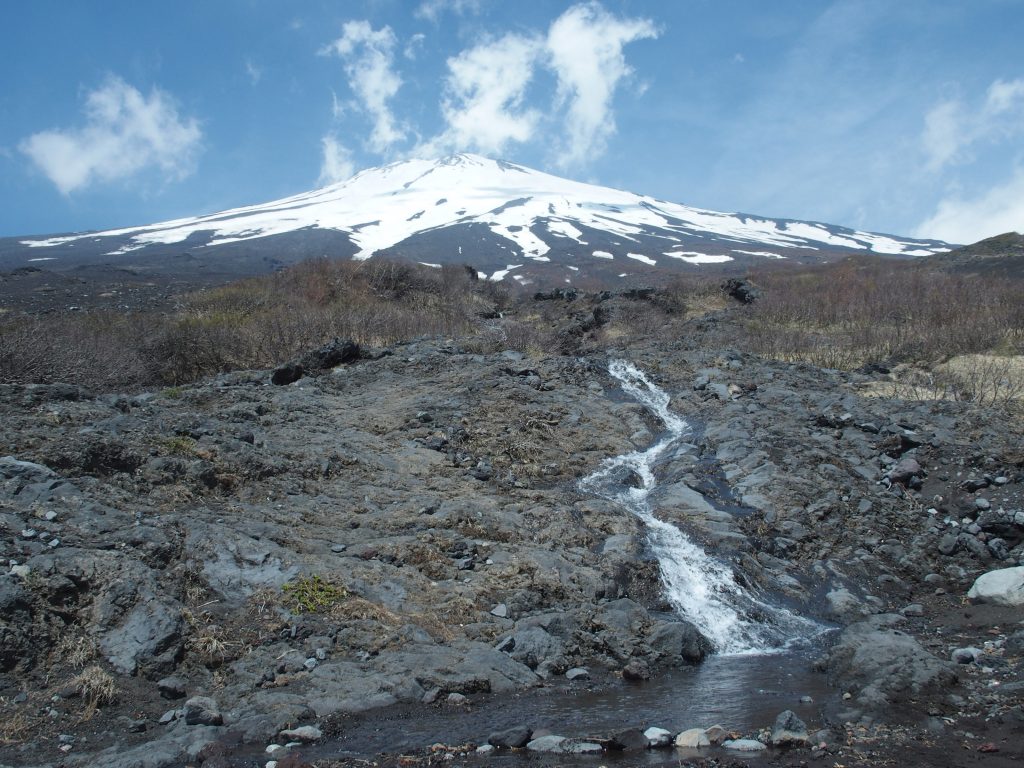 富士山をバックに