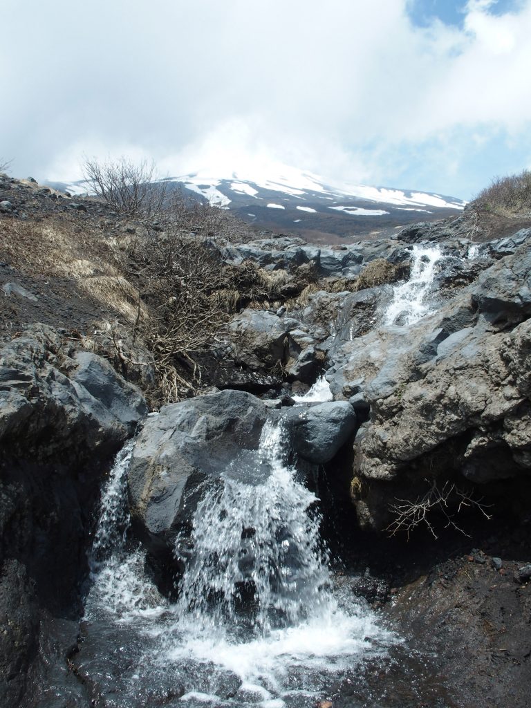 階段状に水が流れる