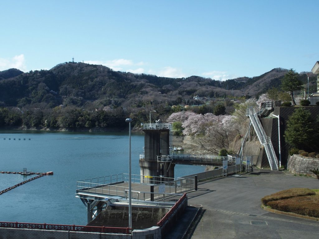 津久井湖の取水塔