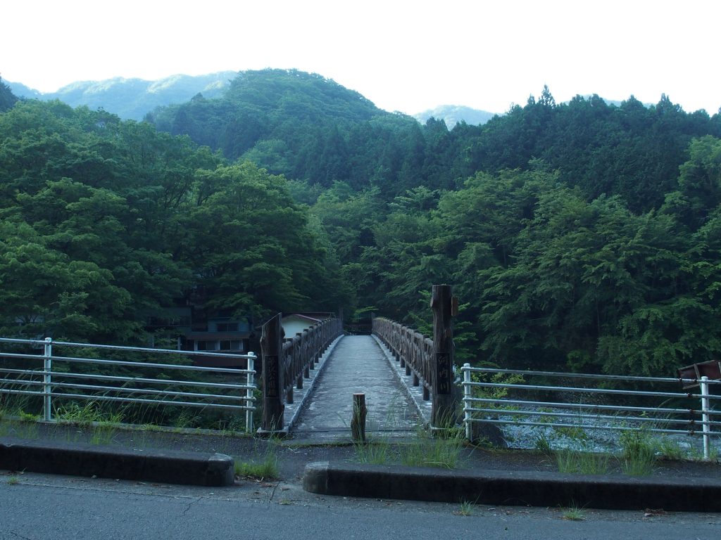 箒沢公園橋を渡る