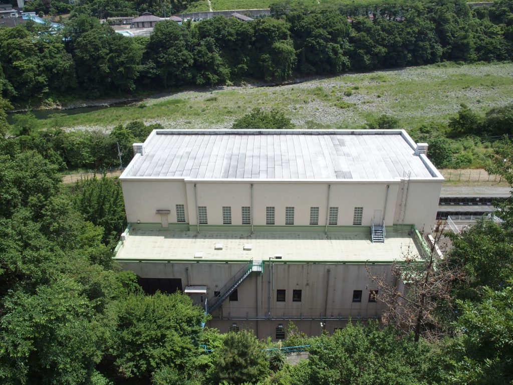 素っ気ない建屋の背面