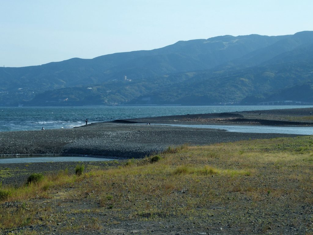 湯河原から箱根に続く山を見る