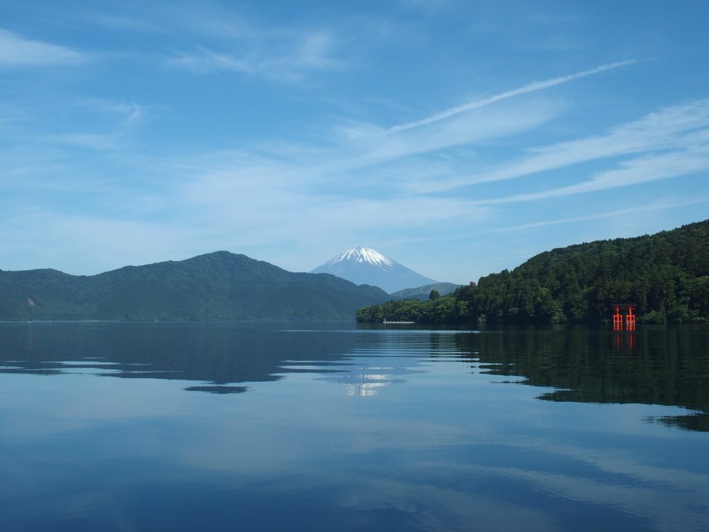 神社の鳥居、湖水、そして富士山