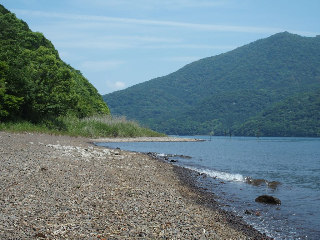 誰もいない湖岸